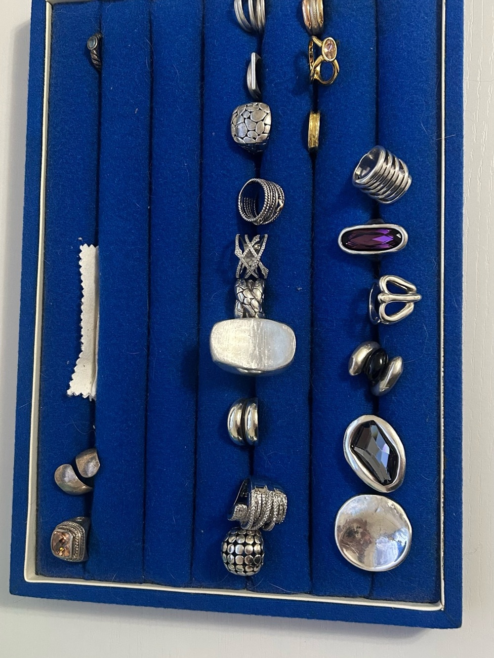 Ring display tray. (RINGS NOT INCLUDED!)